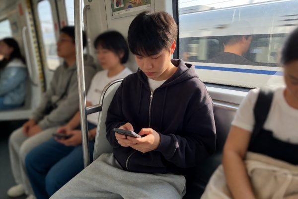 清晨地铁车厢内通勤者低头看手机,窗外光线掠过高架,展现碎片时间阅读韩漫的真实通勤场景